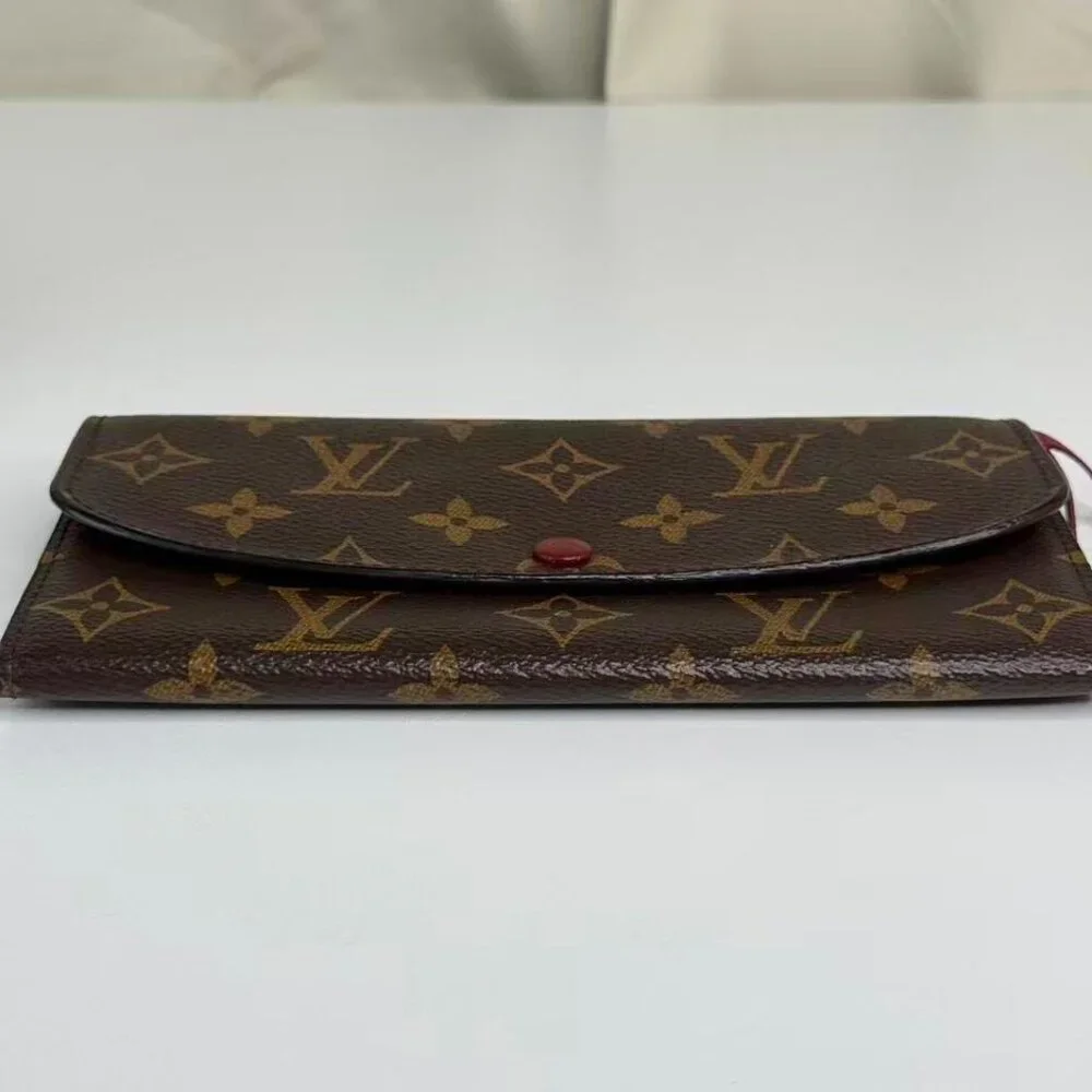 Louis Vuitton Monogram Canvas Wallet with Classic LV Logo Design - Picture 5 of 7